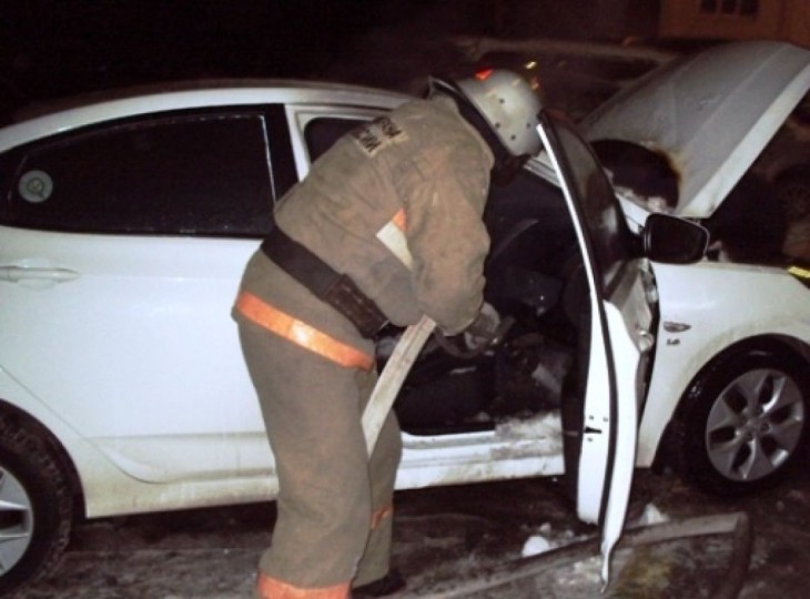 В Северном районе загорелся припаркованный автомобиль