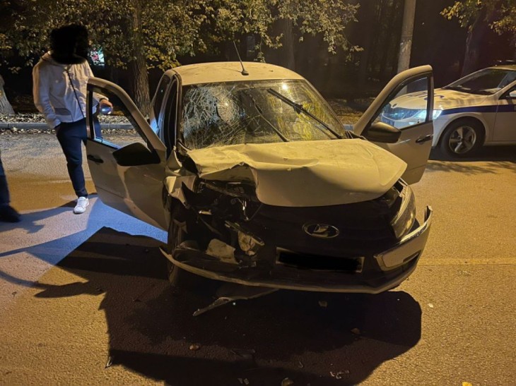 Воронежская автомобилистка врезалась в припаркованный грузовик — пострадал мужчина 