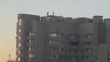 Опасные прыжки подростков на крыше 16-этажного дома сняли на видео в Воронеже  