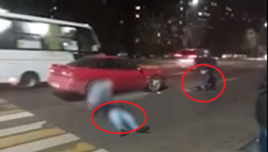 «Он живой еще»: двух сбитых мужчин у пешеходного перехода сняли на видео в Воронеже 