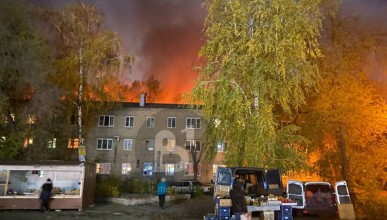 Мощный пожар разгорелся в Коминтерновском районе 