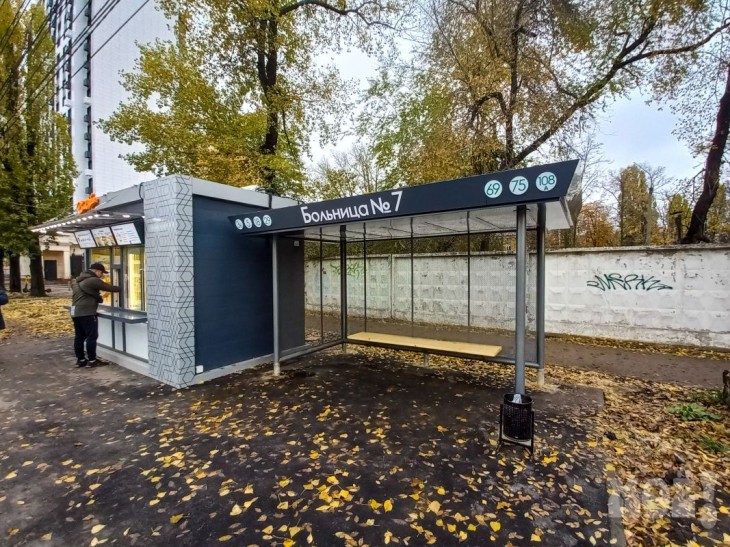 На двух остановках в Воронеже указали маршруты, которые не ходят через них 