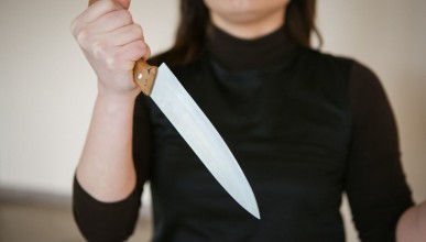  Девушка ударила ножом любовника подруги, а тот был не против 