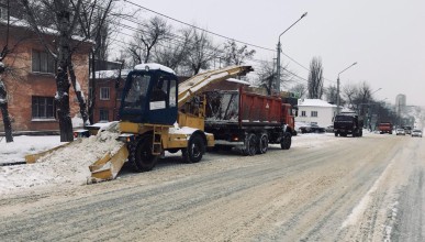 Во время первого затяжного снегопада коммунальщики вывезли с улиц Воронежа 710 кубометров снега
