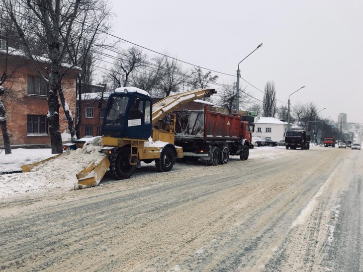 Во время первого затяжного снегопада коммунальщики вывезли с улиц Воронежа 710 кубометров снега