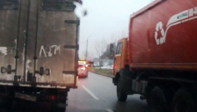 «Мусоровозу можно всё»: опасное вождение едва не закончилось ДТП в Воронеже