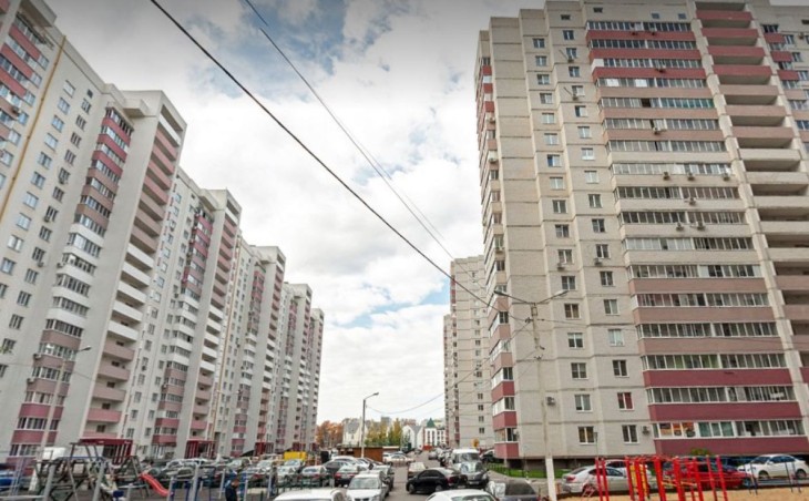 Тело 19-летнего парня нашли под окнами многоэтажки