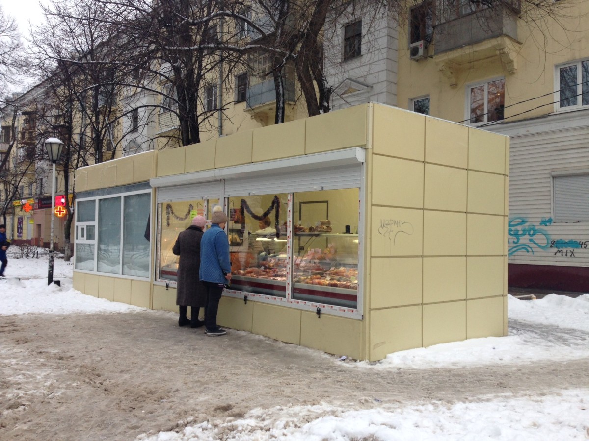 В несколько овощных ларьков