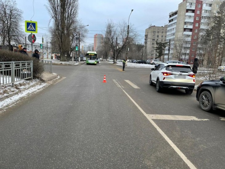 Злостный нарушитель ПДД сбил женщину, переходившую дорогу на зеленый свет, в Воронеже