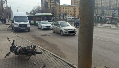 Парень на «Калине» сбил ровесника на скутере на оживлённой магистрали в Северном районе