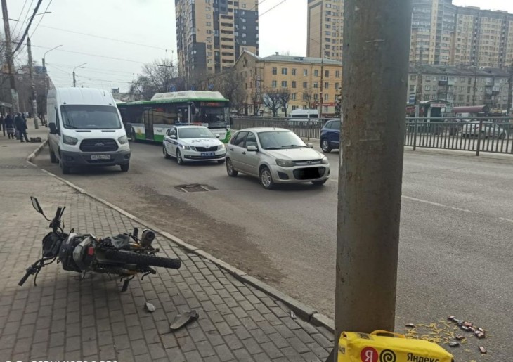Парень на «Калине» сбил ровесника на скутере на оживлённой магистрали в Северном районе