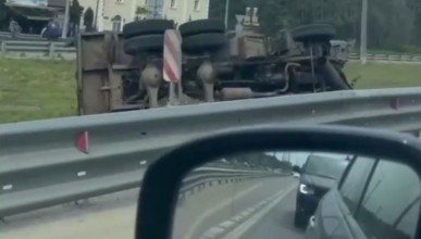КамАЗ перевернулся в результате ДТП на Московском проспекте