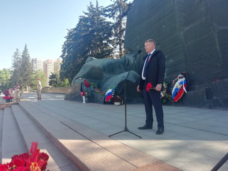 В Коминтерновском районе в День Победы в торжественной обстановке возложили венки и цветы на всех братских могилах и воинских захоронениях