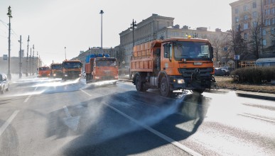 Водитель поливальной машины окатил водой воронежцев на остановке