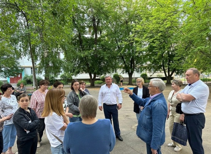 Депутат городской думы Александр Чистяков встретился с жильцами домов улицы Владимира Невского 20, 22