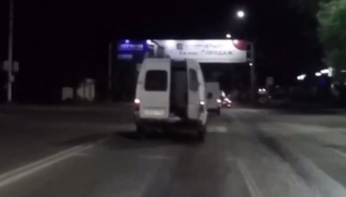 Мотоциклист снял на видео погоню за «ГАЗелью» с открытой дверью в Воронеже