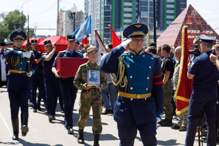 У памятника Славы захоронили останки 29 красноармейцев