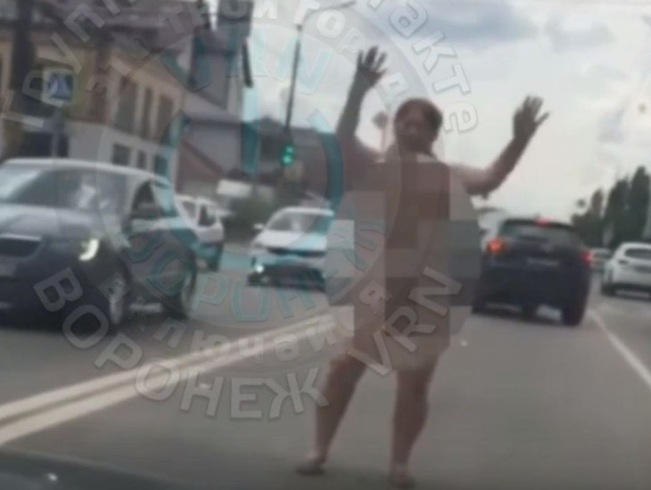 «Душа нараспашку». Задорная пенсионерка разделась и станцевала для воронежских автомобилистов 