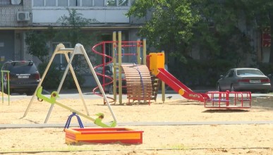 Детям – качели, родителям – дорогу: в Воронеже наконец ремонтируют двор между улицами Новгородской и Беговой
