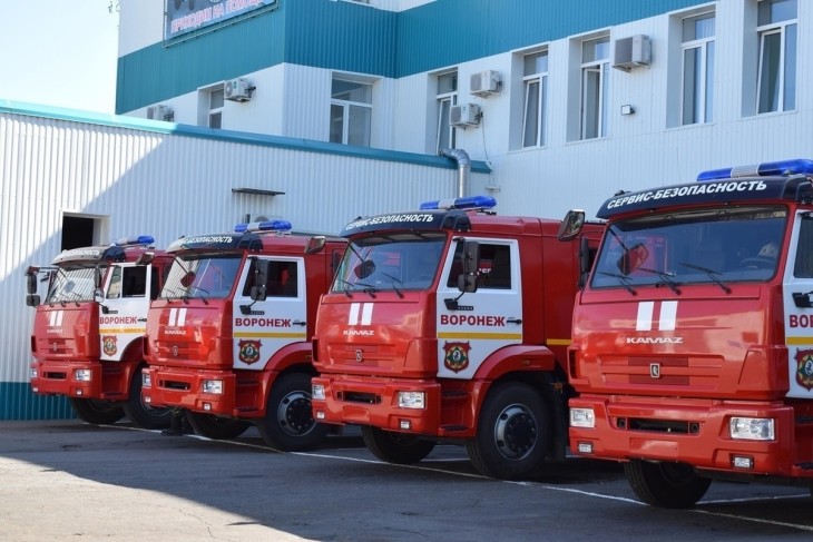 Загорелась крыша лицея в Северном районе