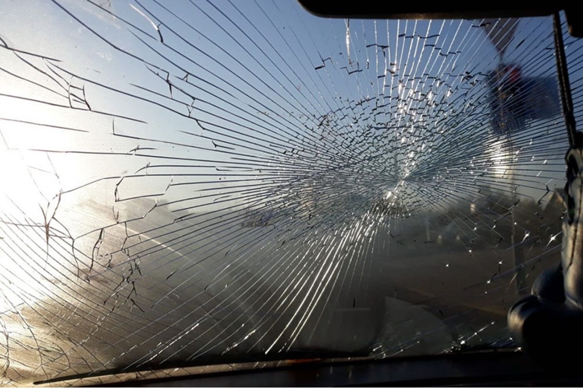 Разбила стеклянный. Разбитое в лобовое ВАЗ 2114. Разбитое лобовое стекло Suzuki sx4. Разбитое стекло автомобиля. Разбитые стекла в машине.