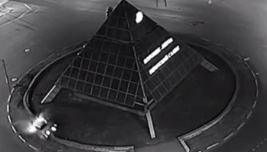 Машина протаранила подпорную стену пирамиды у памятника Славы в Воронеже