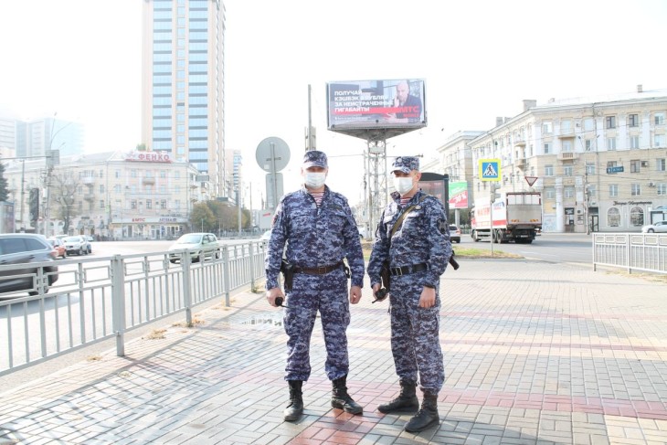 Неадекватный мужчина устроил дебош в мебельном магазине в Воронеже