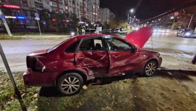 Два человека попали в больницу после аварии у светофора в Воронеже