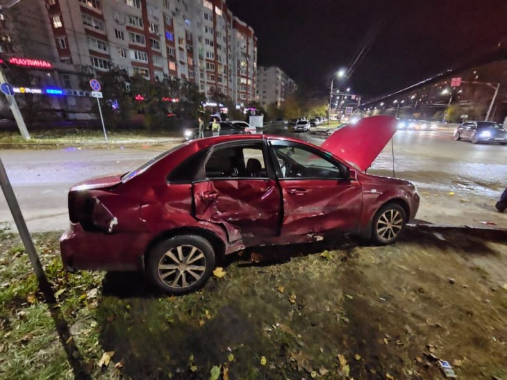 Два человека попали в больницу после аварии у светофора в Воронеже