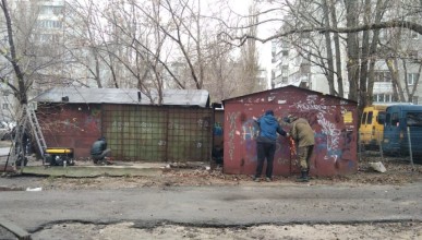 В Коминтерновском районе ведется снос незаконно установленных гаражей