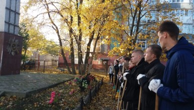 В Коминтерновском районе по уже сложившейся доброй традиции волонтеры приводят в порядок места скорби и поклонения