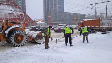 В Коминтерновском районе в круглосуточном режиме продолжается уборка снега