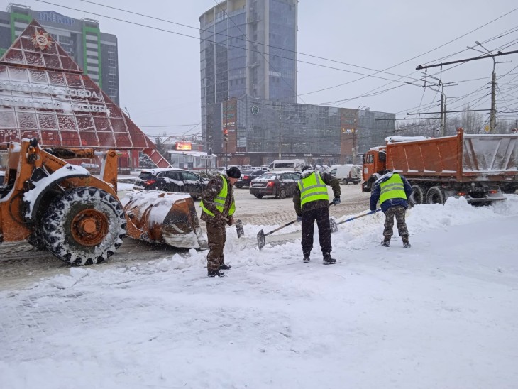 В Коминтерновском районе в круглосуточном режиме продолжается уборка снега