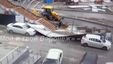 Металлический забор рухнул на припаркованные авто в Воронеже