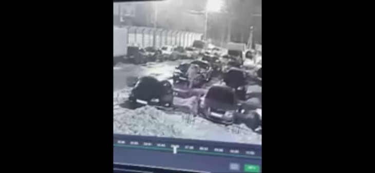 Жительницу Воронежа, царапавшую припаркованные автомобили, запечатлели на видео 