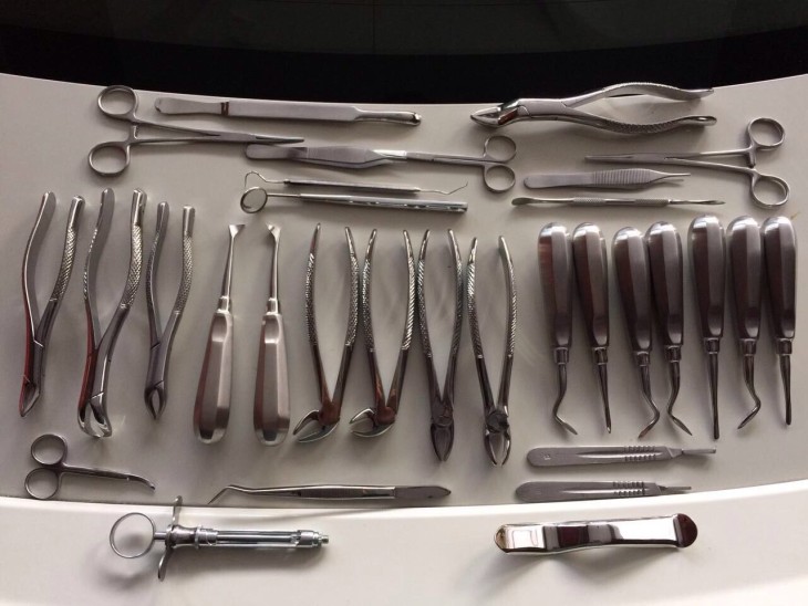 Воронежец вынес стоматологические инструменты из чужой машины 