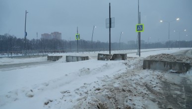 Въезд на улицу Крынина заспали песком и снегом