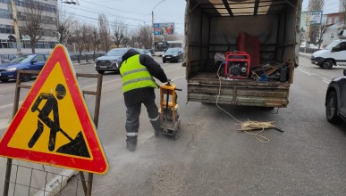 В Коминтерновском районе активно устраняют ямы на дорожном покрытии 