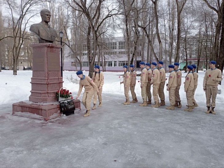 В школе №85 в Воронеже почтили память героя-лётчика Романа Филипова