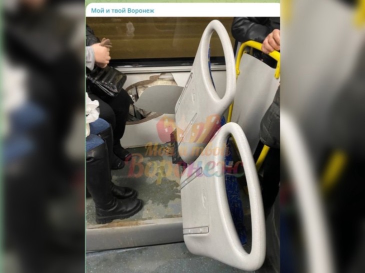 Сиденья с пассажирами рухнули в воронежском автобусе