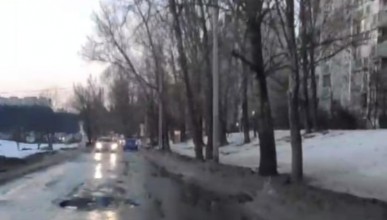 Очень проблемную улицу показали на видео в Воронеже 