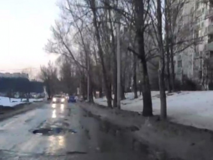 Очень проблемную улицу показали на видео в Воронеже 