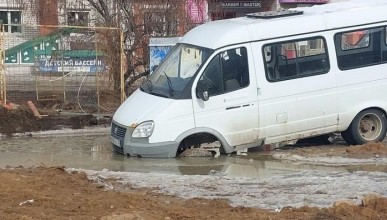 Микроавтобус провалился в мегалужу в Воронеже 