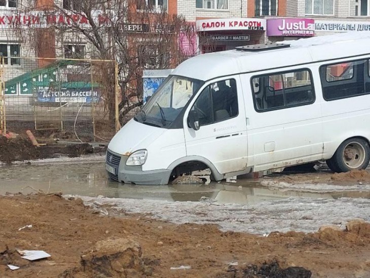 Микроавтобус провалился в мегалужу в Воронеже 