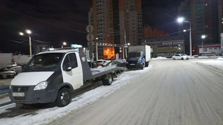 «Верх наглости»: улицу Крынина в Воронеже используют как парковку большегрузов