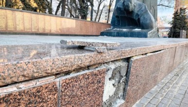 Недостойное состояние памятника раскритиковали общественники в Воронеже
