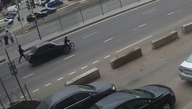 Два ДТП произошли на Крынина сегодня днём – столкнулись три машины и сбили подростка на велосипеде