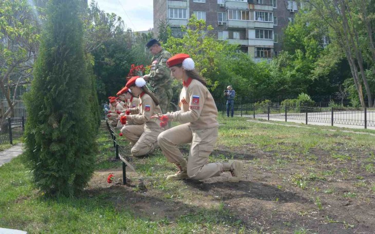 По инициативе депутата городской думы в воронежской школе организовали Аллею Героев