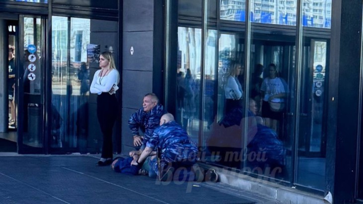 Воронежцы сообщили о задержании мужчины у ТЦ «Арена»