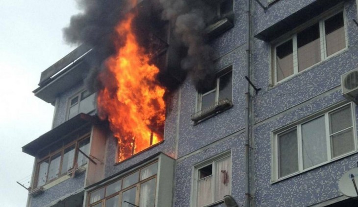 Жилая четырёхэтажка вспыхнула в Воронеже: есть погибший 